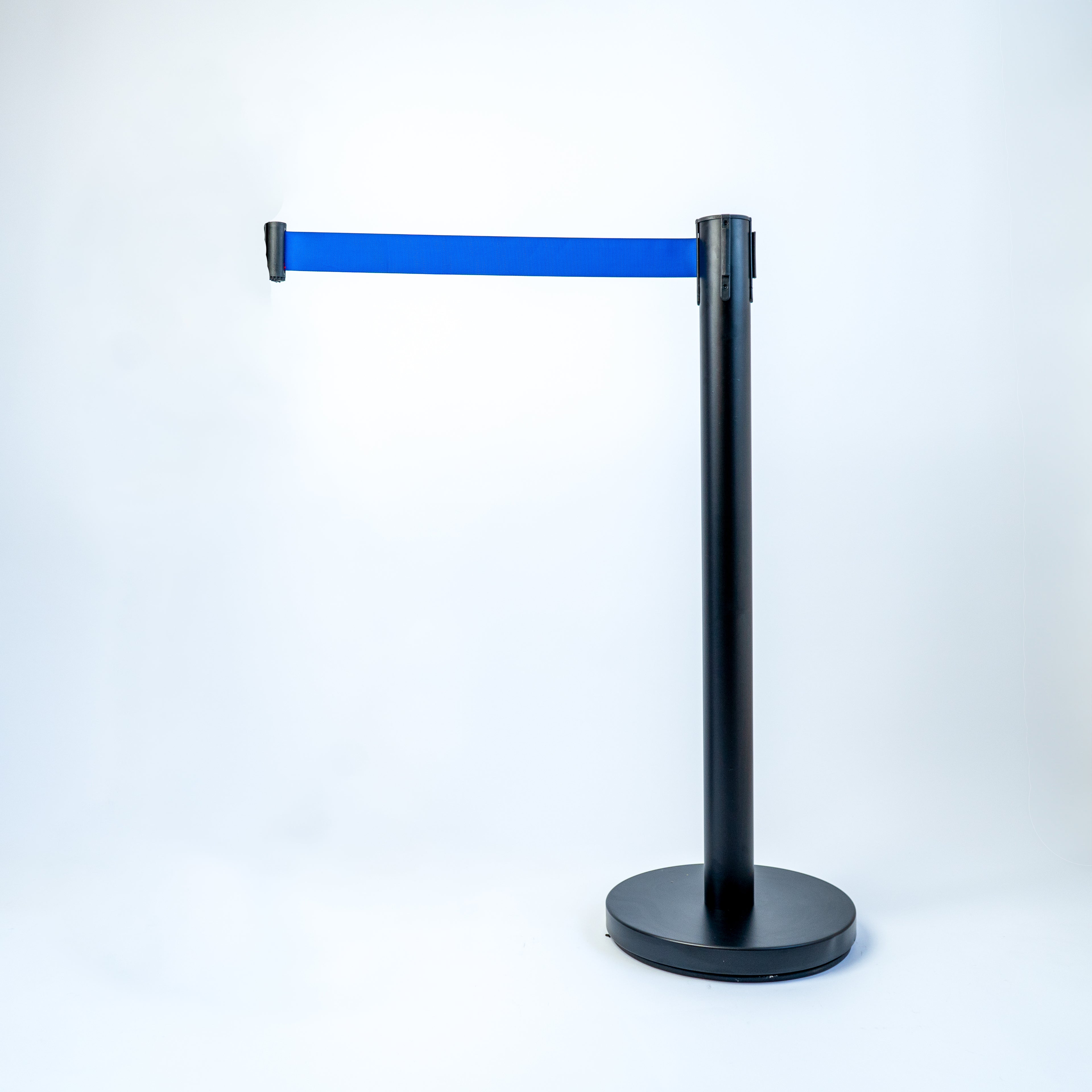 SEPARADOR DE FILA CON CINTA RETRACTIL, CON BASE METALICA