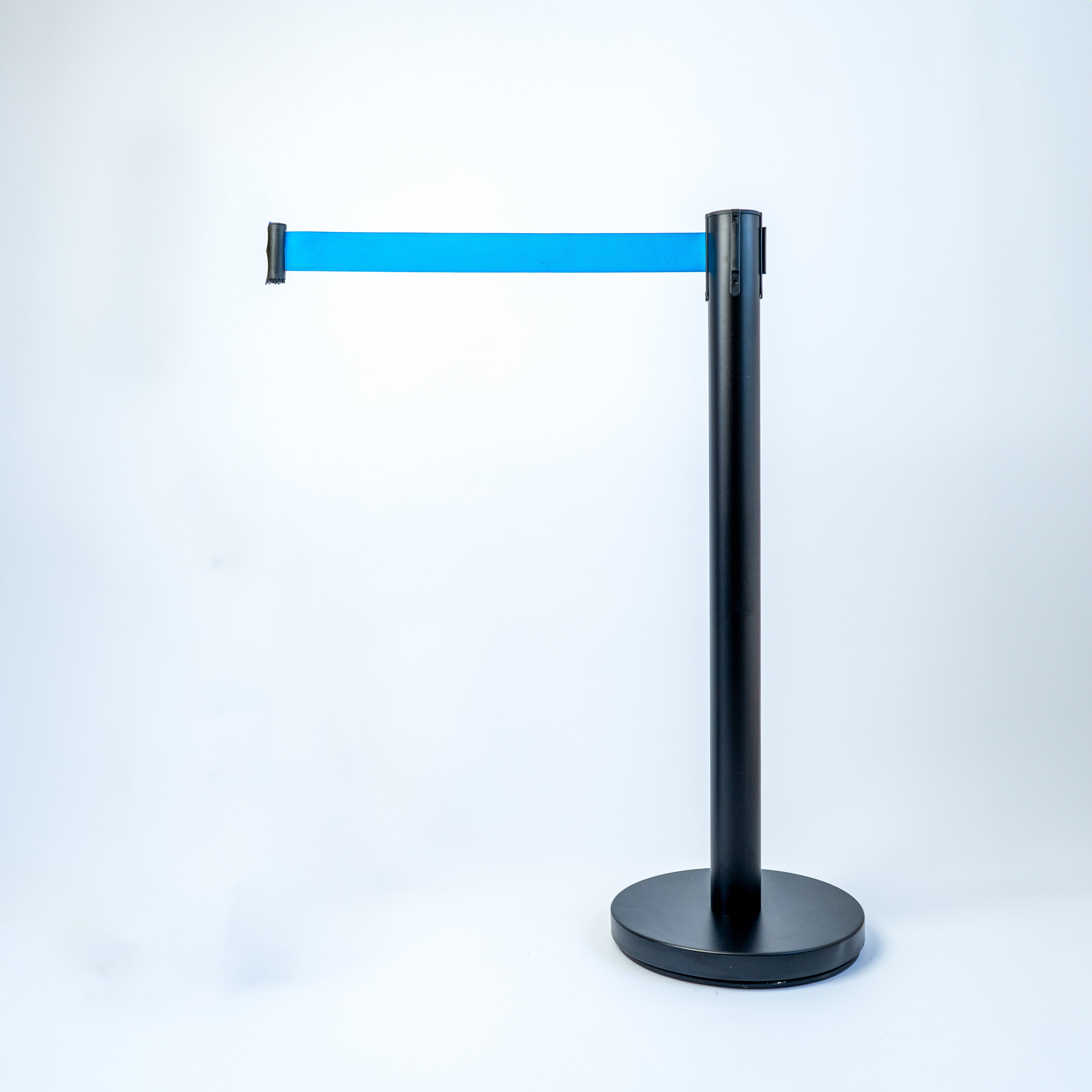 SEPARADOR DE FILA CON CINTA RETRACTIL, CON BASE METALICA