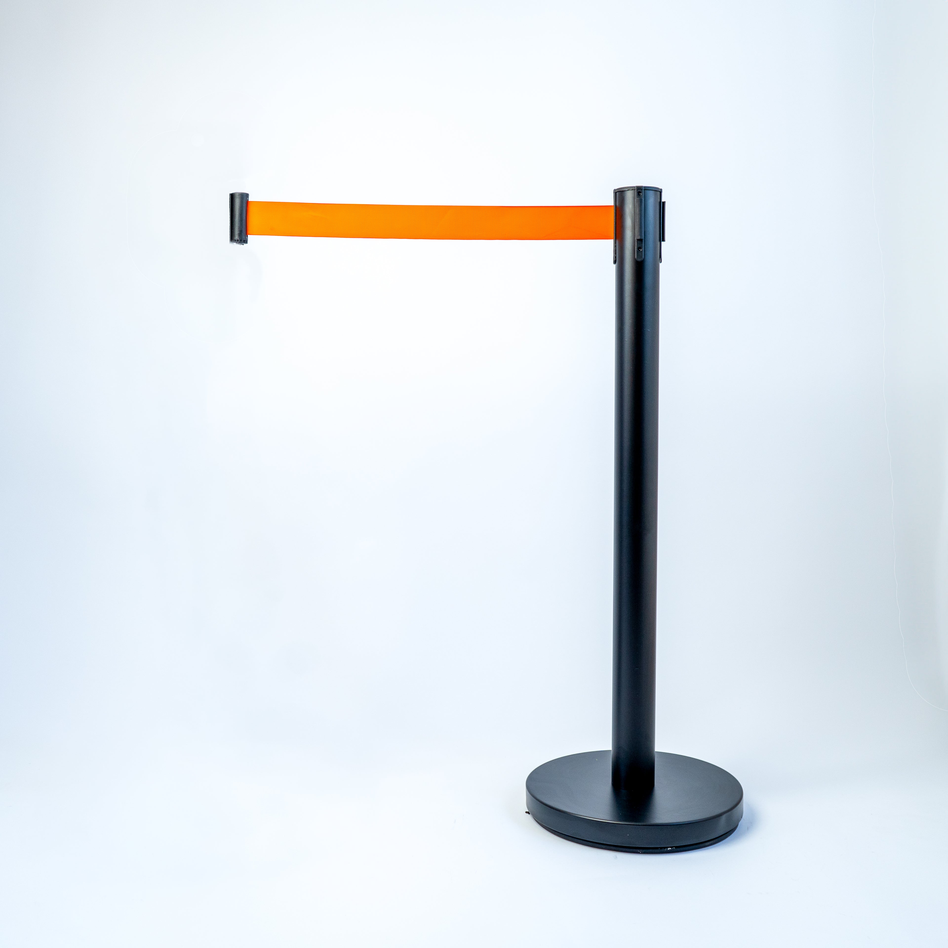 SEPARADOR DE FILA CON CINTA RETRACTIL, CON BASE METALICA