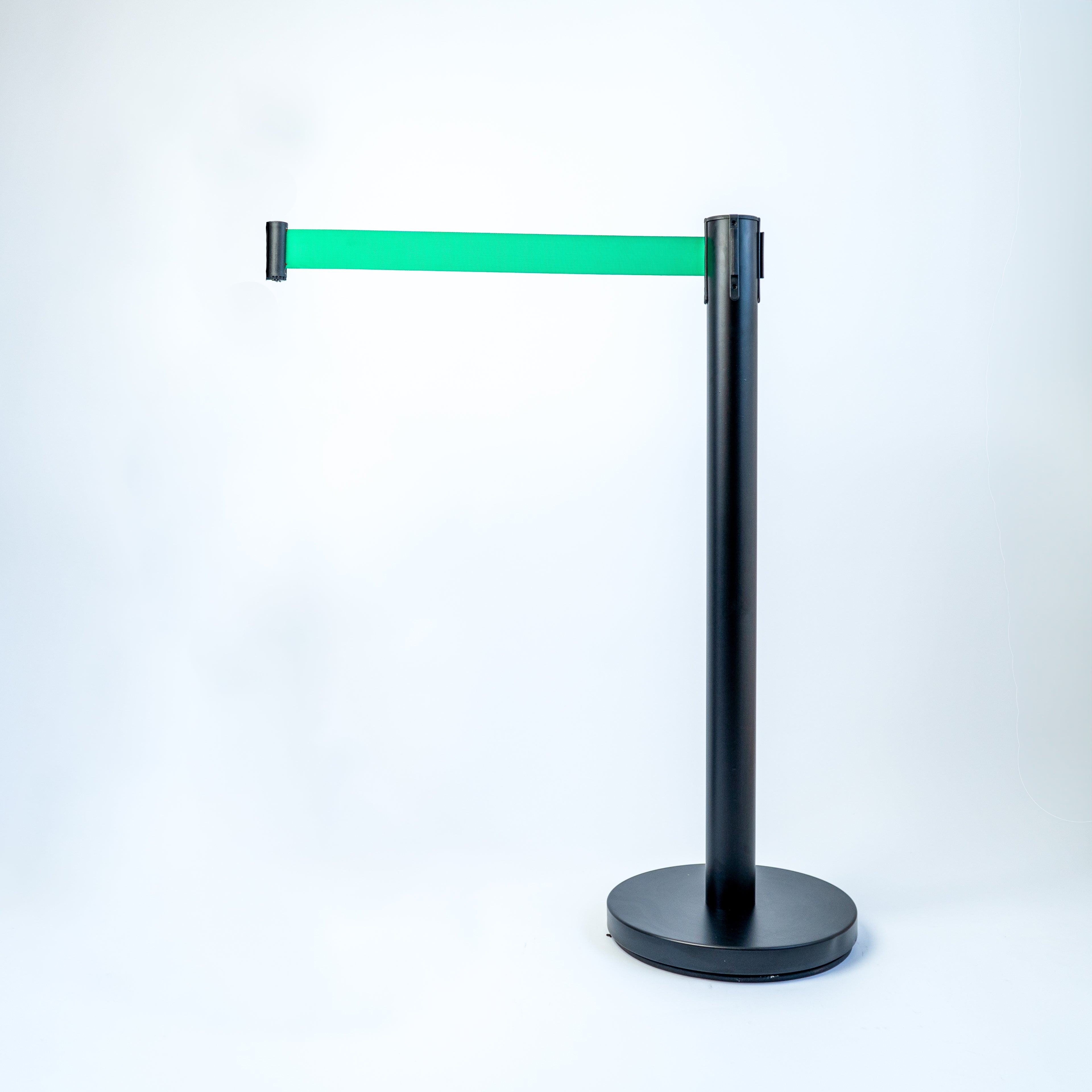 SEPARADOR DE FILA CON CINTA RETRACTIL, CON BASE METALICA