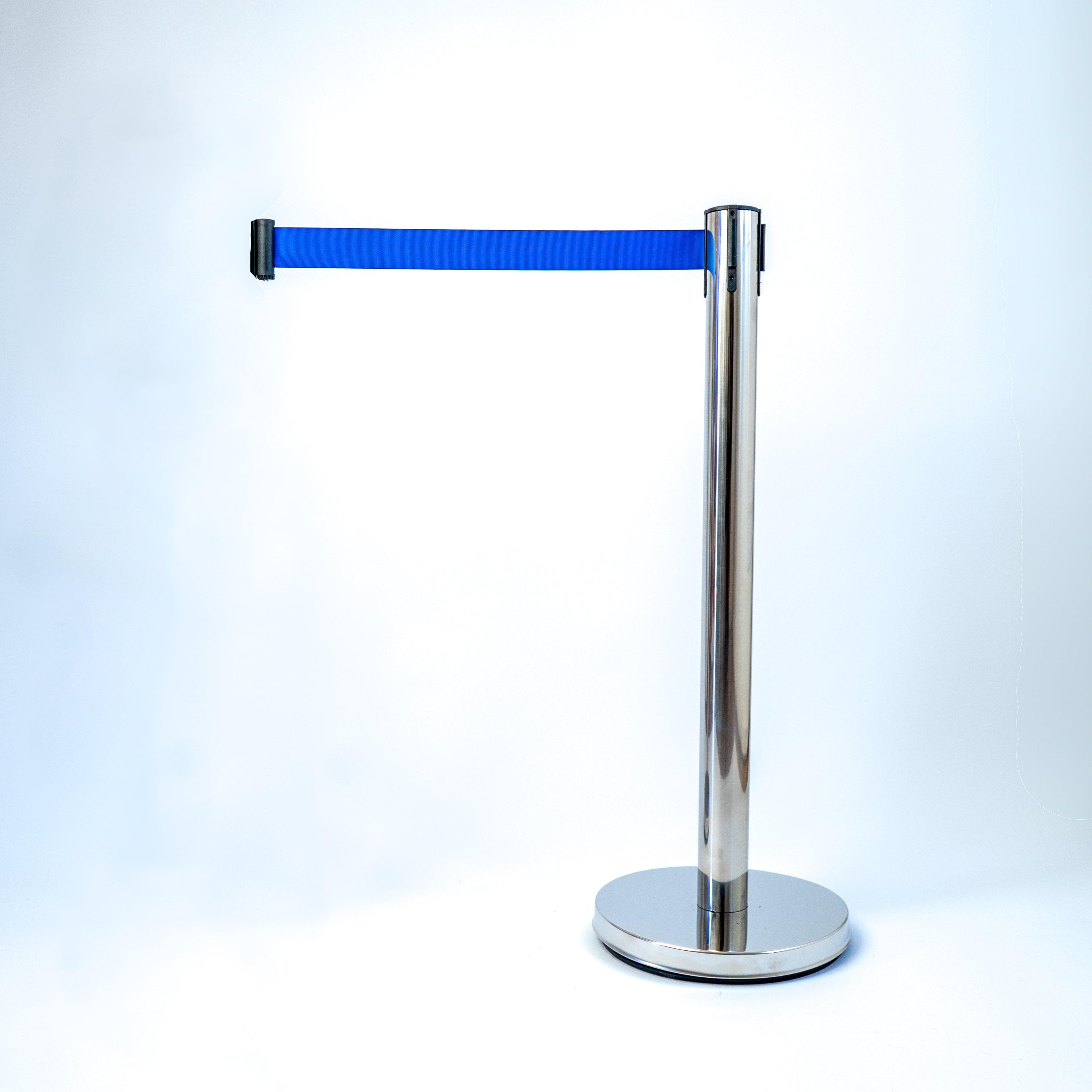 SEPARADOR DE FILA PLATEADO CON CINTA RETRÁCTIL, CON BASE METALICA