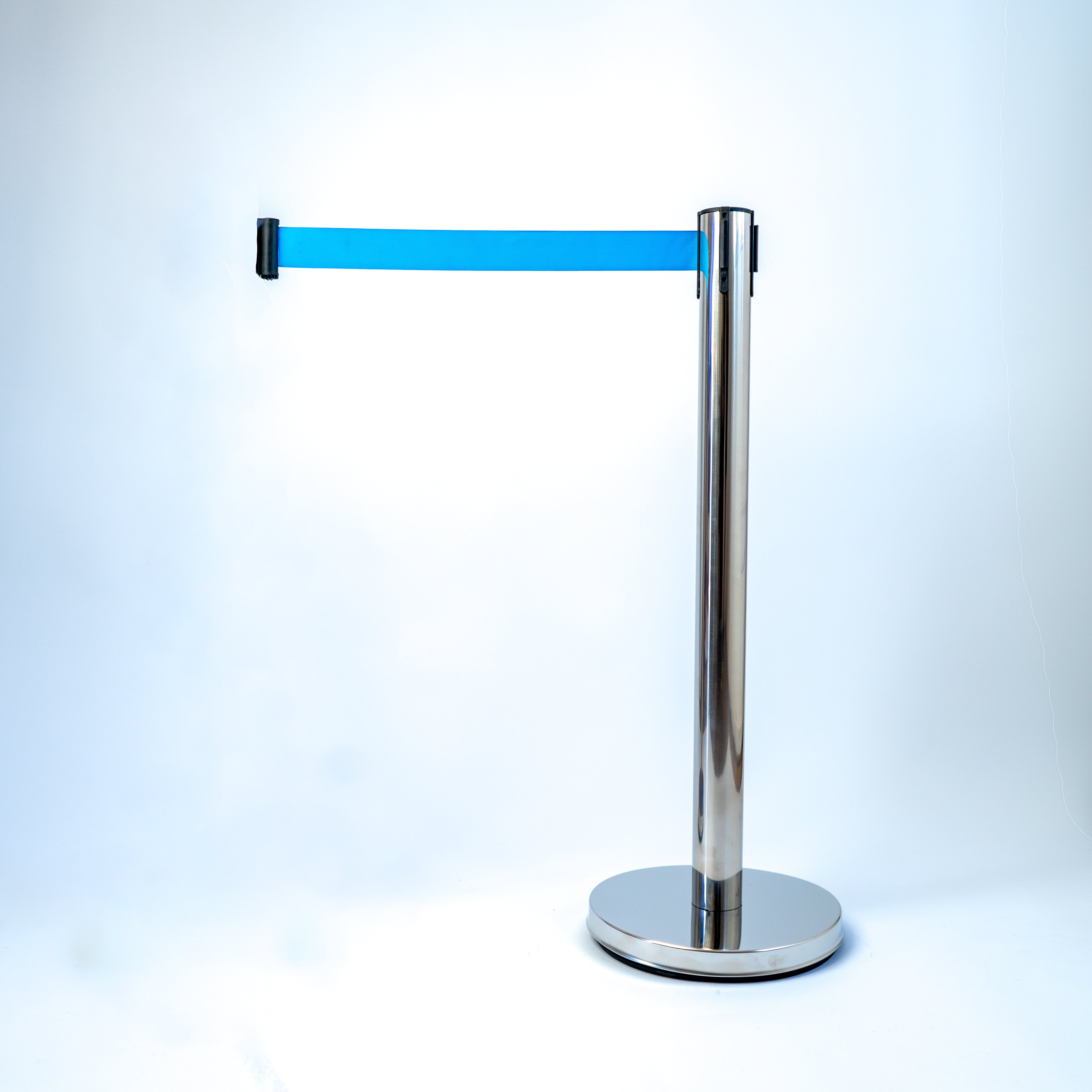 SEPARADOR DE FILA PLATEADO CON CINTA RETRÁCTIL, CON BASE METALICA