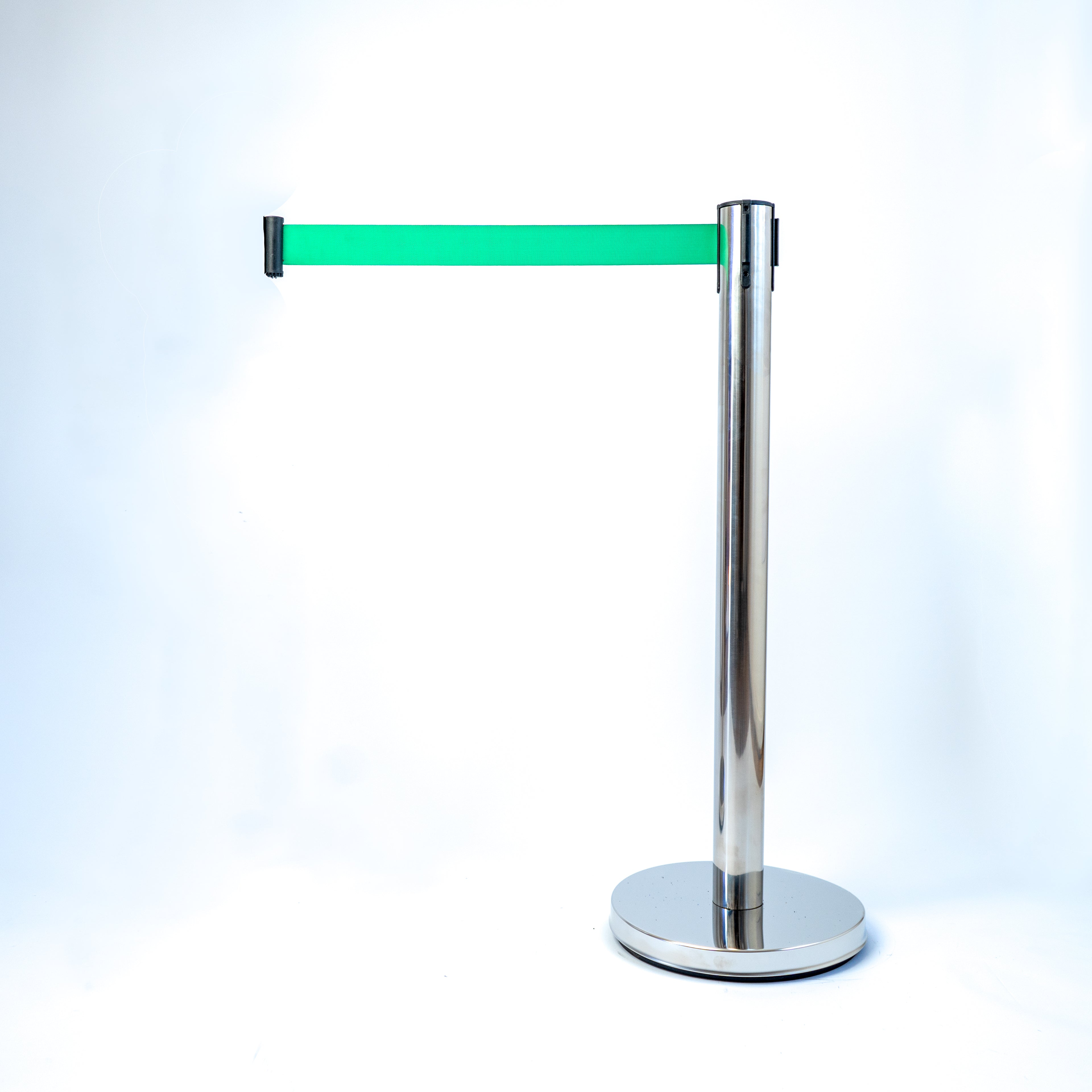 SEPARADOR DE FILA PLATEADO CON CINTA RETRÁCTIL, CON BASE METALICA