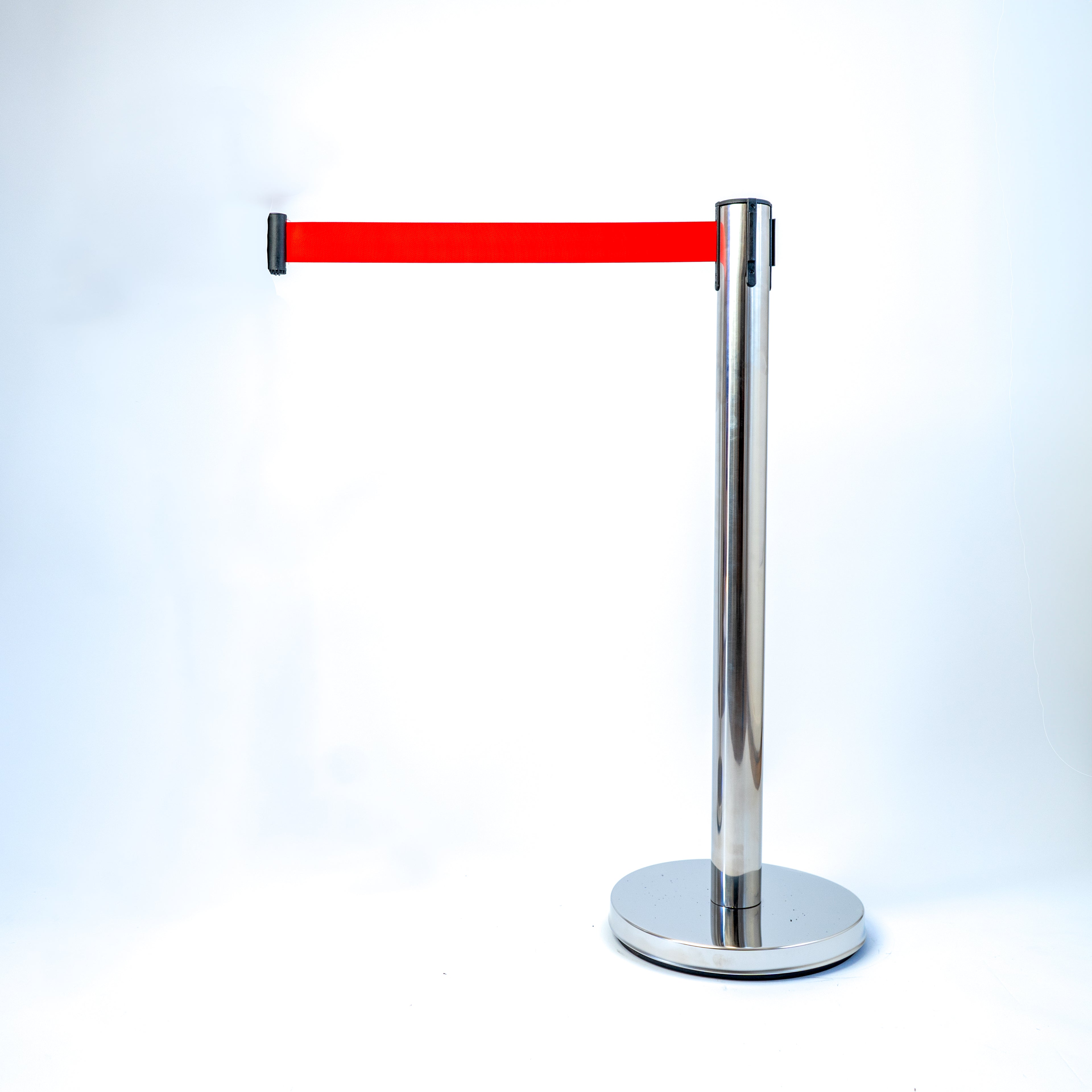 SEPARADOR DE FILA PLATEADO CON CINTA RETRÁCTIL, CON BASE METALICA